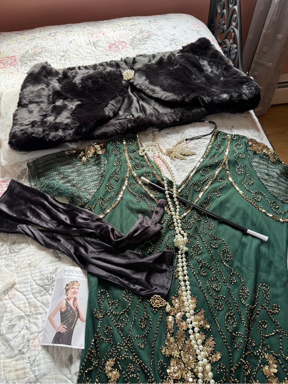 Roaring 20’s woman’s Halloween costume and accesories